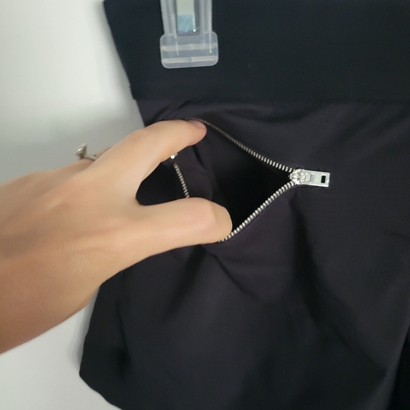 Athleta Black Running Shorts Women's Size 4 Zipper Pockets - Picture 2 of 8